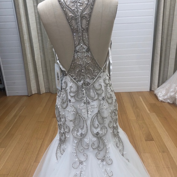 Wedding gowns - Picture 4 of 5